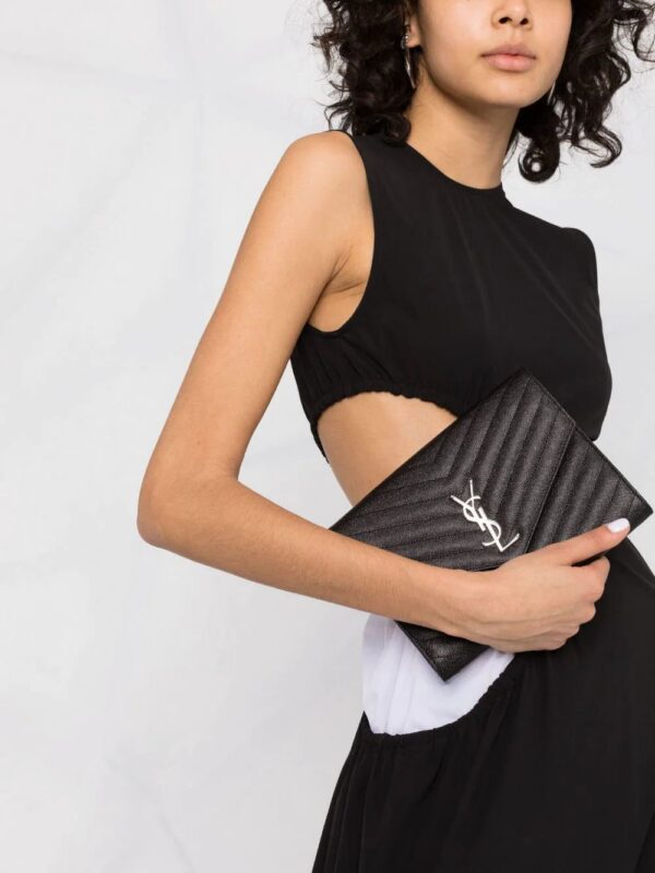 16635092_1c195a2b-8293-46e2-9cdd-fbc48269675f_1000.jpg Saint Laurent logo-plaque chevron-quilt clutch bag