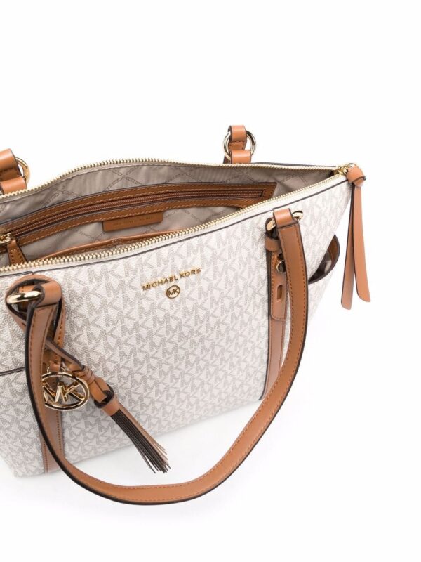 16834147_33659301_1000-1.jpg Michael Kors Voyager logo-print tote bag