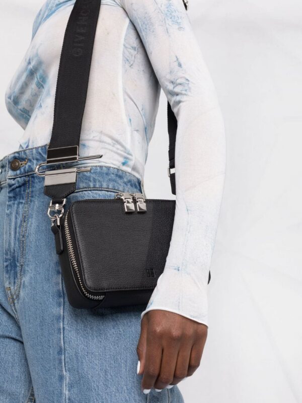 16988196_354f817a-a1ca-4498-b10f-cd327b791c4c_1000.jpg Givenchy Antigona U camera bag