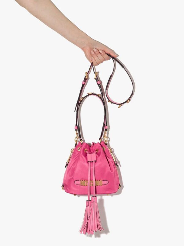 17591332_38226476_1000.jpg Moschino logo-plaque bucket bag