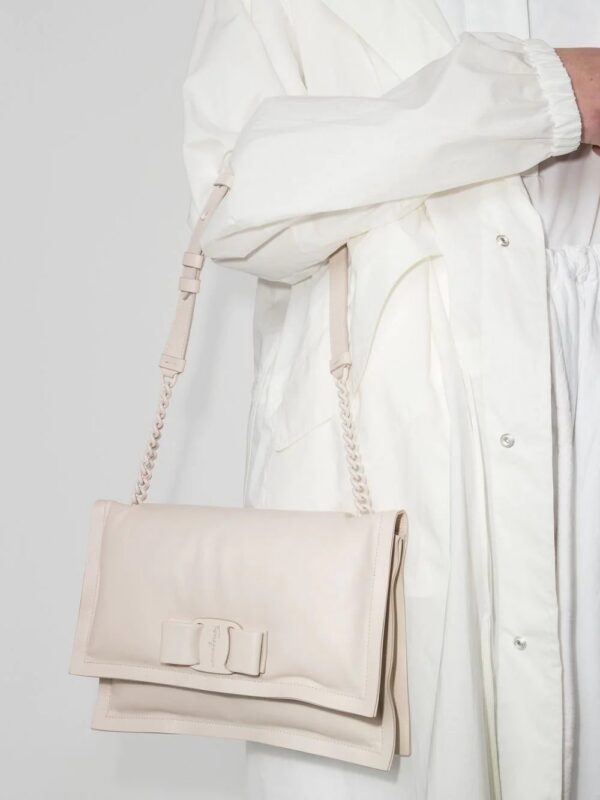 17781855_39400974_1000.jpg Ferragamo Viva bow-detail shoulder bag
