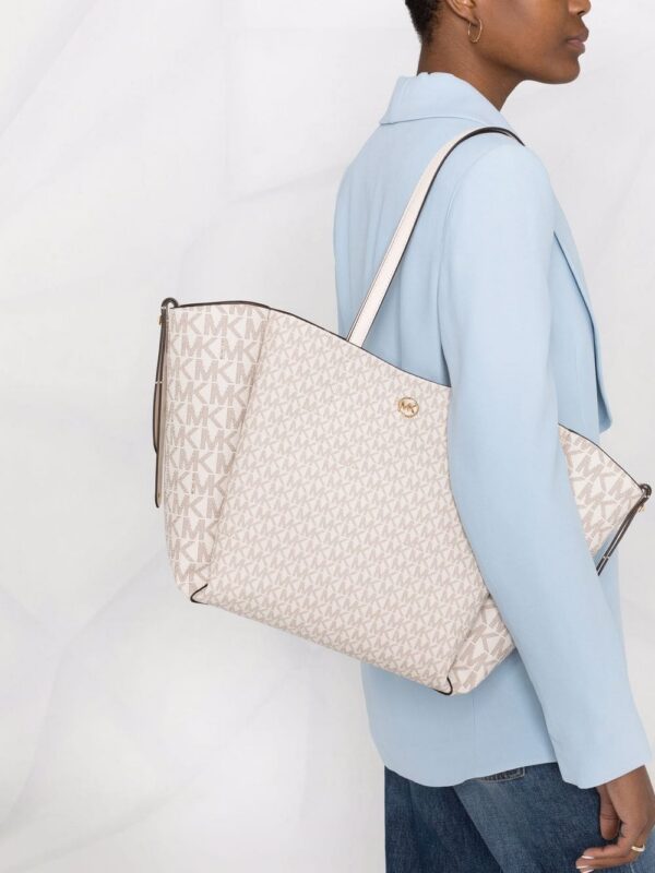 17831534_38121134_1000-1.jpg Michael Kors large monogram tote bag