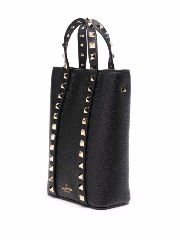 17887803_38157273_1000.jpg Valentino Garavani Rockstud chain-strap tote bag