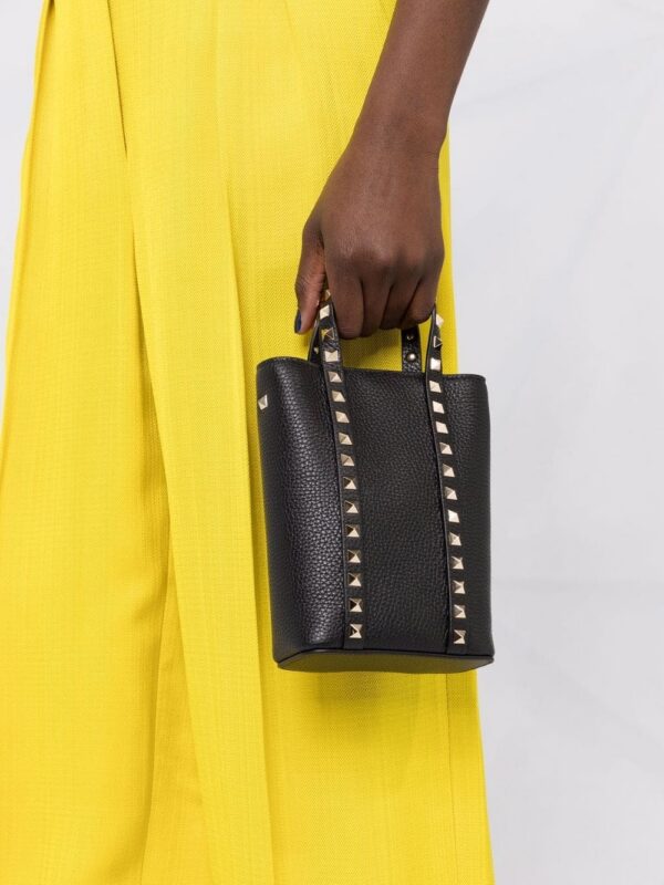 17887803_38157274_1000.jpg Valentino Garavani Rockstud chain-strap tote bag