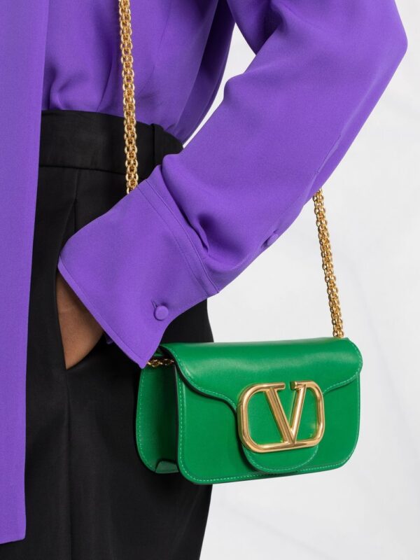 18361934_39732271_1000.jpg Valentino Garavani small Locò leather shoulder bag