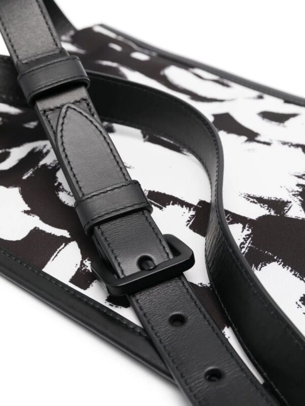 18405955_39621215_1000.jpg Alexander McQueen graffiti-print shoulder bag