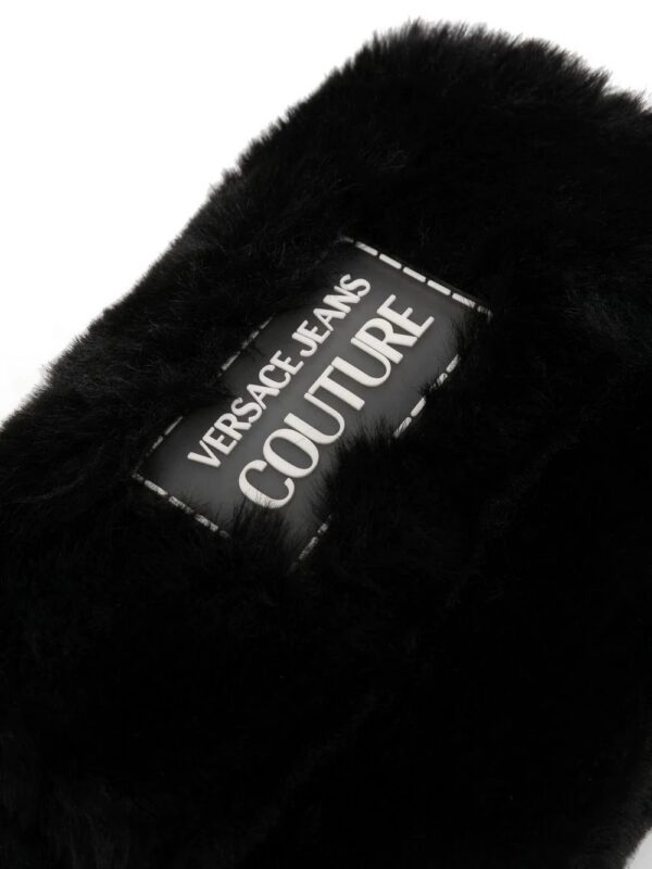 18457538_39678335_1000.jpg Versace logo plaque faux fur shoulder bag