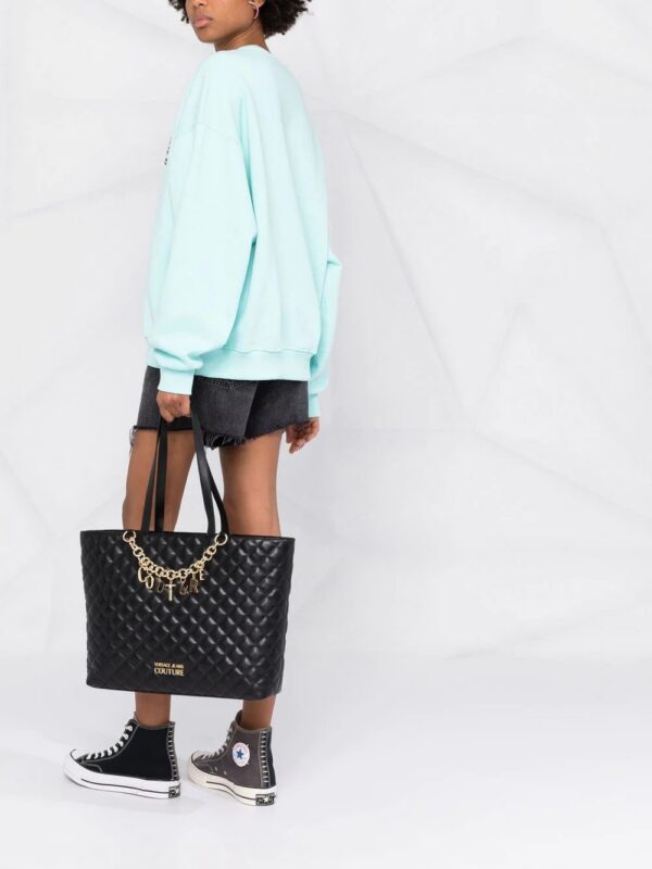 18457543_39667820_1000.jpg Versace logo-chain quilted tote bag