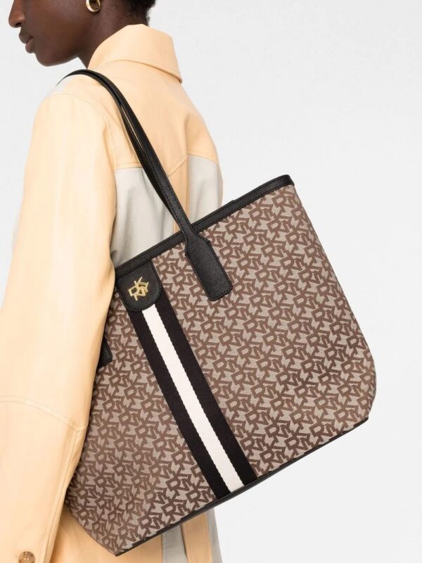 18705167_40533105_1000.jpg DKNY logo-print tote bag
