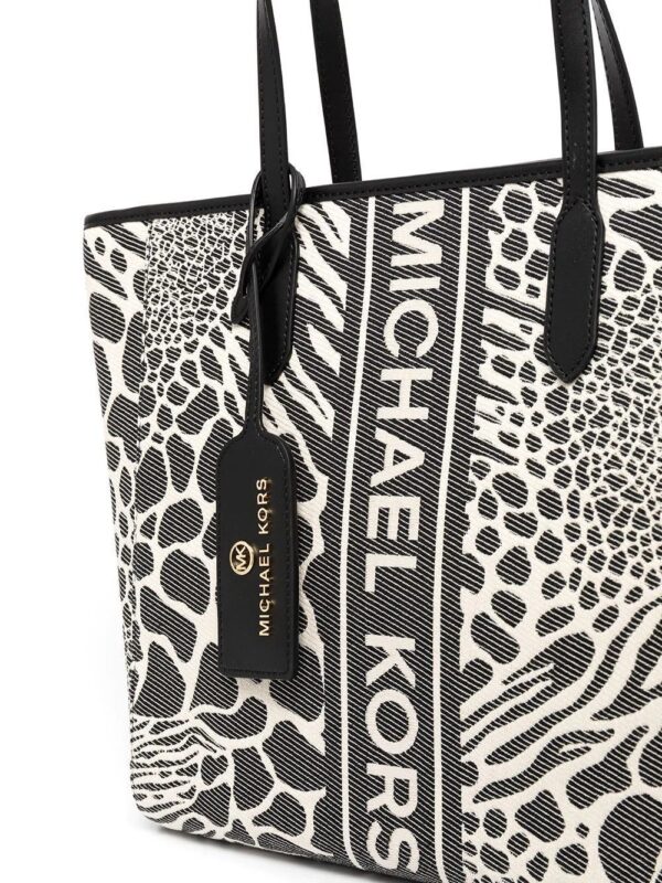 18818898_40998702_1000.jpg Michael Michael Kors Sinclair animal-print tote-bag