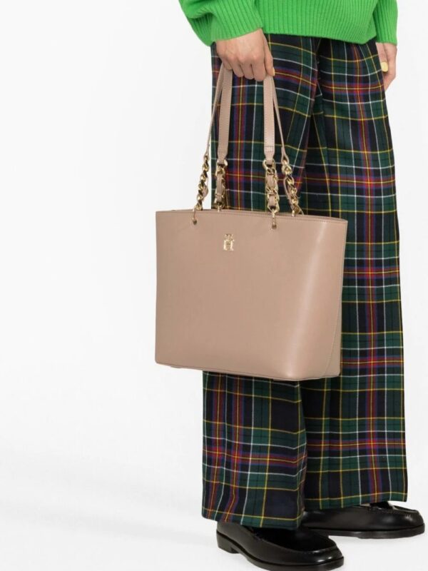 19150702_43218767_1000.jpg Tommy Hilfiger chain-strap tote bag