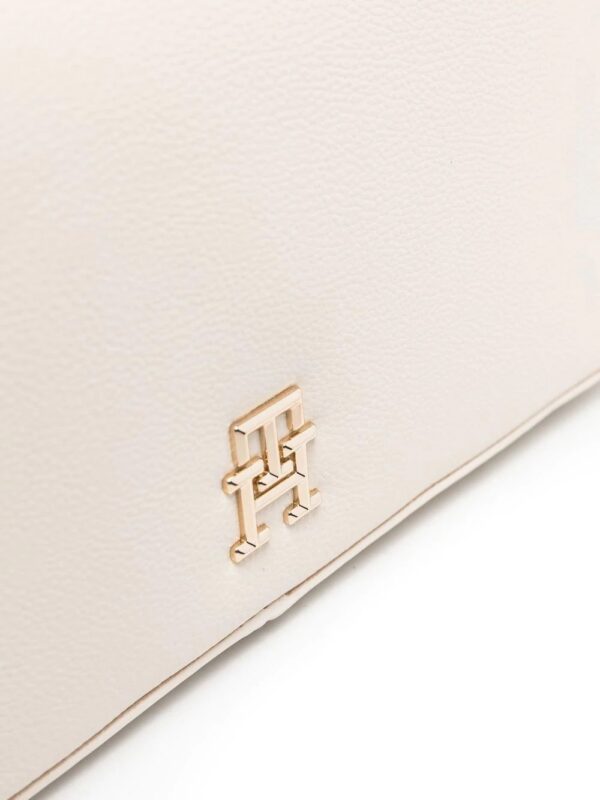 19151430_43879596_1000.jpg Tommy Hilfiger logo-plaque shoulder bag.