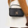 19151436_43219427_1000.jpg Tommy Hilfiger logo-plaque chain-link shoulder bag