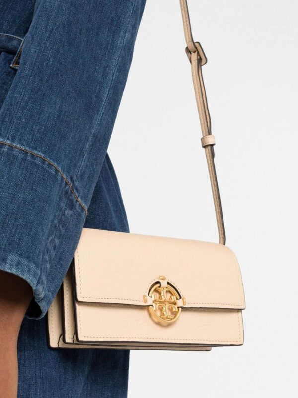 19434790_44189686_1000.jpg Tory Burch Miller logo-plaque clutch bag