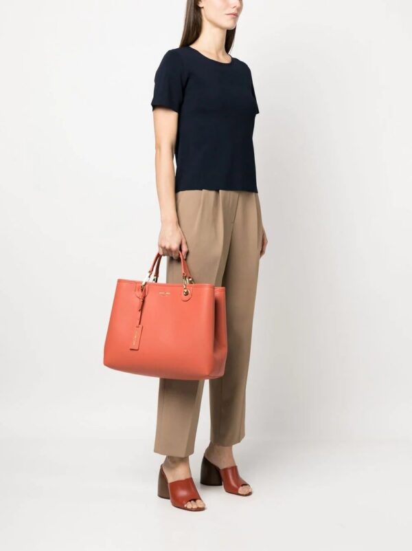 19596250_43760720_1000.jpg Emporio Armani pebble-effect logo-strap tote