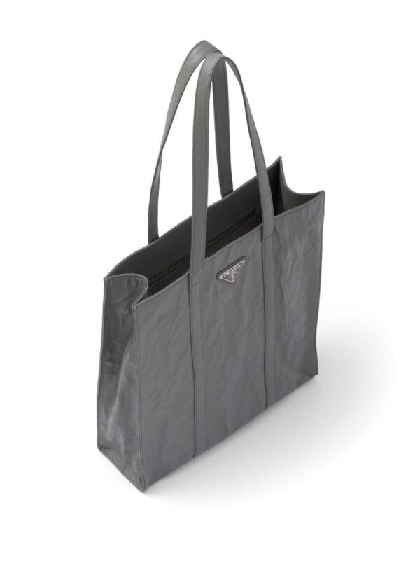 19921613_44702294_1000.jpg Prada logo-plaque tote bag
