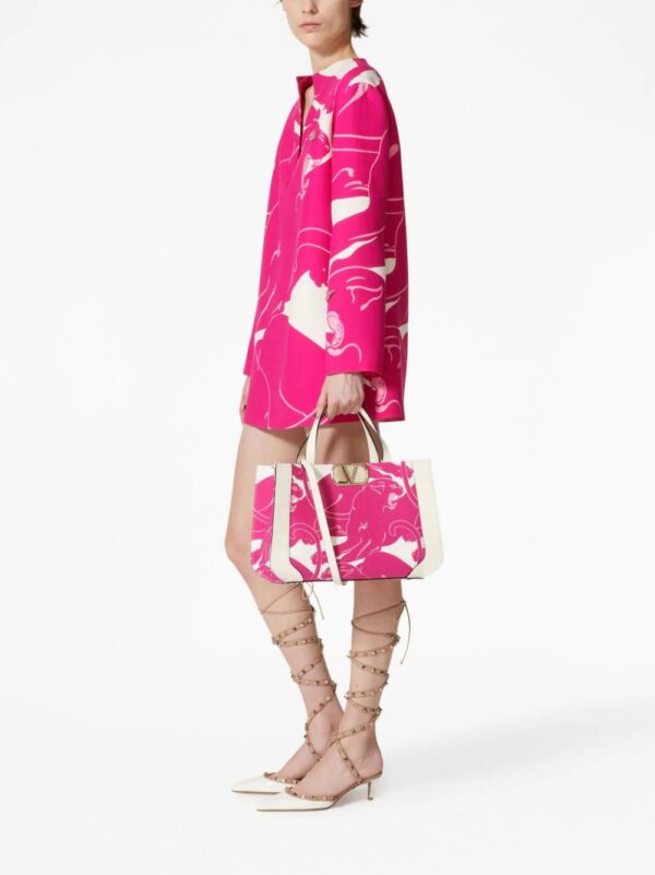 19949639_50265340_1000_ab1c8462-0f92-472d-b6f3-05136984bb8a.jpg Valentino Garavani medium VLogo Signature Panther-print tote bag