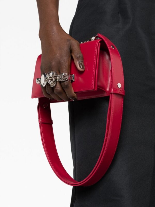 20216477_50192569_1000.jpg Alexander McQueen skull-motif leather shoulder bag