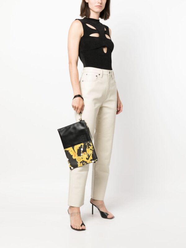 20224568_50548653_1000.jpg Versace Jeans Couture Barocco-print logo-plaque clutch bag