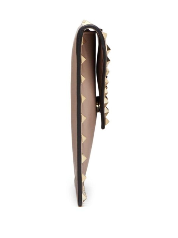 13423772_50926219_1000.jpg Valentino Garavani Rockstud leather clutch bag