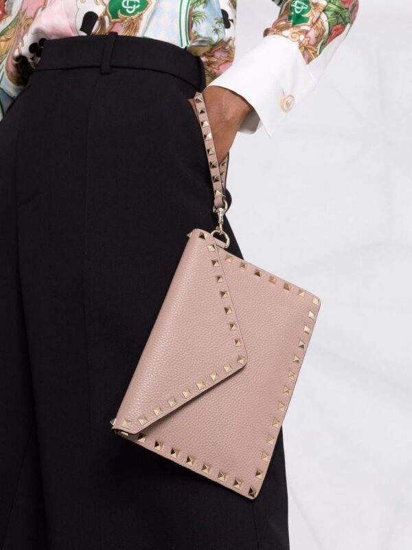 13619067_37137489_1000.jpg Valentino Garavani Rockstud envelope clutch