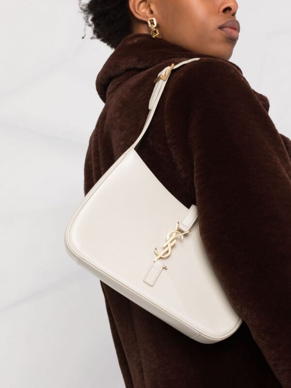 16634622_1fecf70b-c7ab-4d1f-b271-3b30c753f8e5_1000.jpg Saint Laurent 5A7 logo-plaque shoulder bag