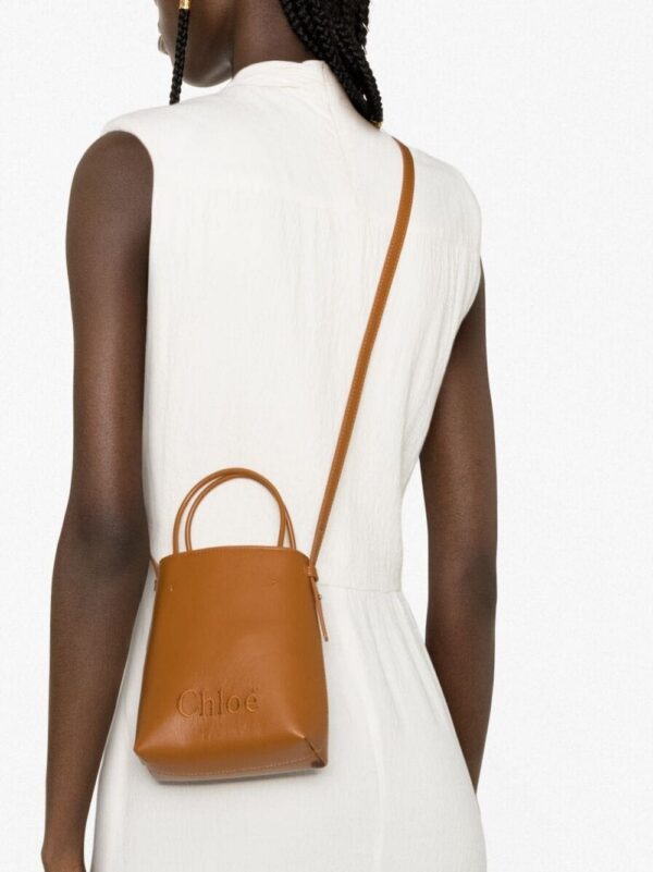 20050354_45174260_1000.jpg Chloé Sense embroidered-logo leather mini bag