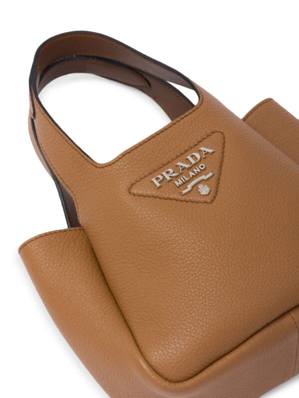 20083223_45227007_1000.jpg Prada logo-plaque tote bag