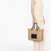 20135829_50094817_1000.jpg Emporio Armani logo-patch woven-raffia tote beg