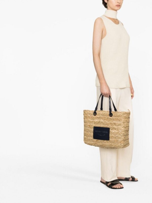 20135829_50094817_1000.jpg Emporio Armani logo-patch woven-raffia tote beg