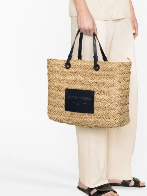 20135829_50097974_1000.jpg Emporio Armani logo-patch woven-raffia tote beg