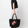 20575417_50796764_1000.jpg Karl Lagerfeld Ikonik Karl-motif tote bag