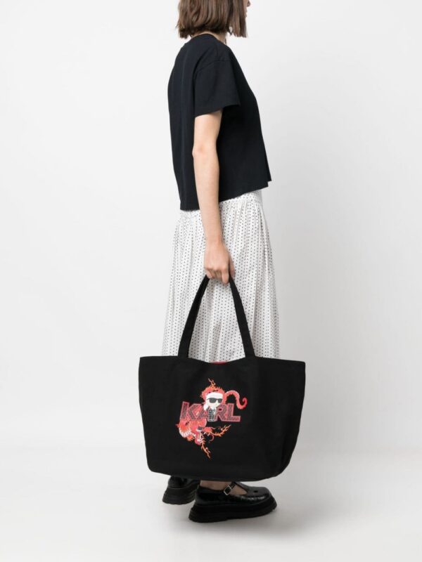 20575417_50796764_1000.jpg Karl Lagerfeld Ikonik Karl-motif tote bag