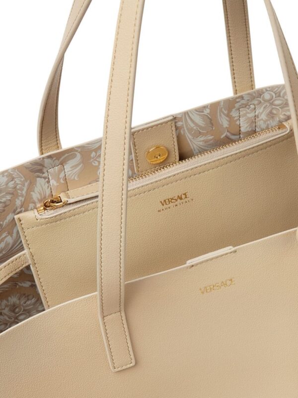 22101119_52464154_1000.jpg Versace Virtus logo-print tote bag