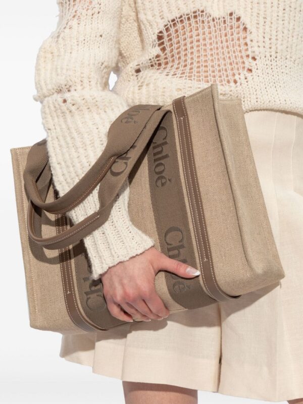 23780031_53896370_1000.jpg Chloé medium Woody logo-strap linen tote bag