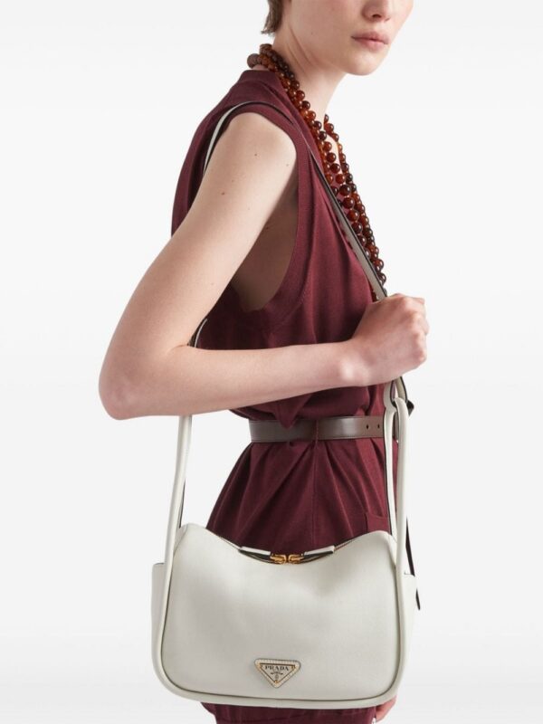 24098602_54106421_1000.jpg Prada logo hardware leather bag