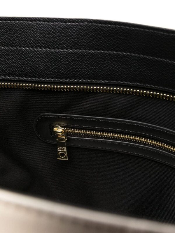 21773657_51658392_1000.jpg Love Moschino logo-embroidered colour-block tote bag