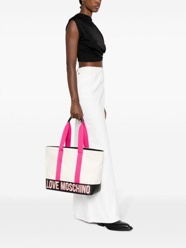 21773657_51658416_1000.jpg Love Moschino logo-embroidered colour-block tote bag