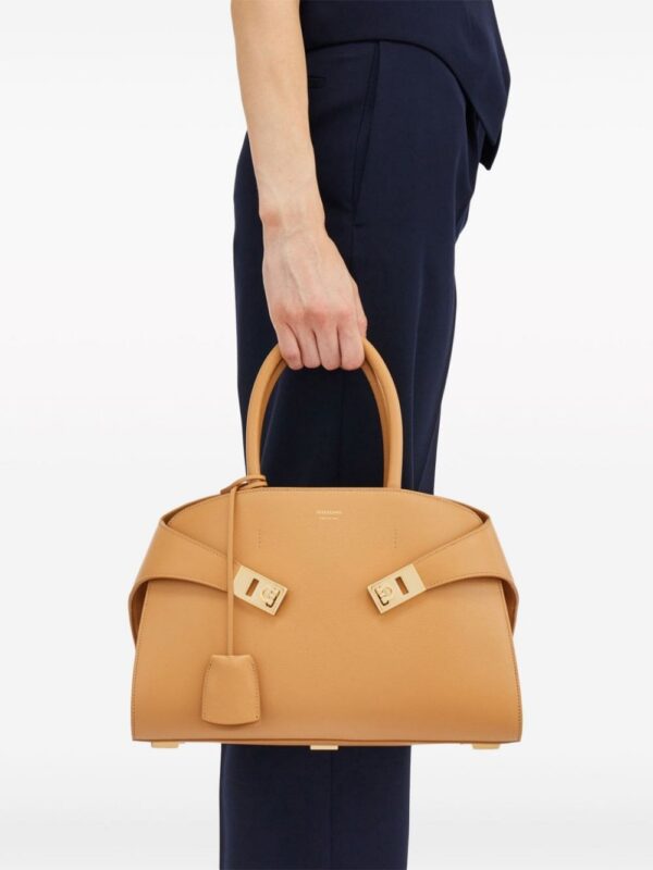 21832352_51719432_1000.jpg Ferragamo Hug handbag (S)