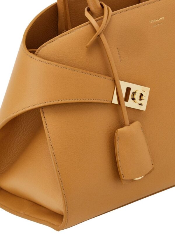 21832352_51719441_1000.jpg Ferragamo Hug handbag (S)