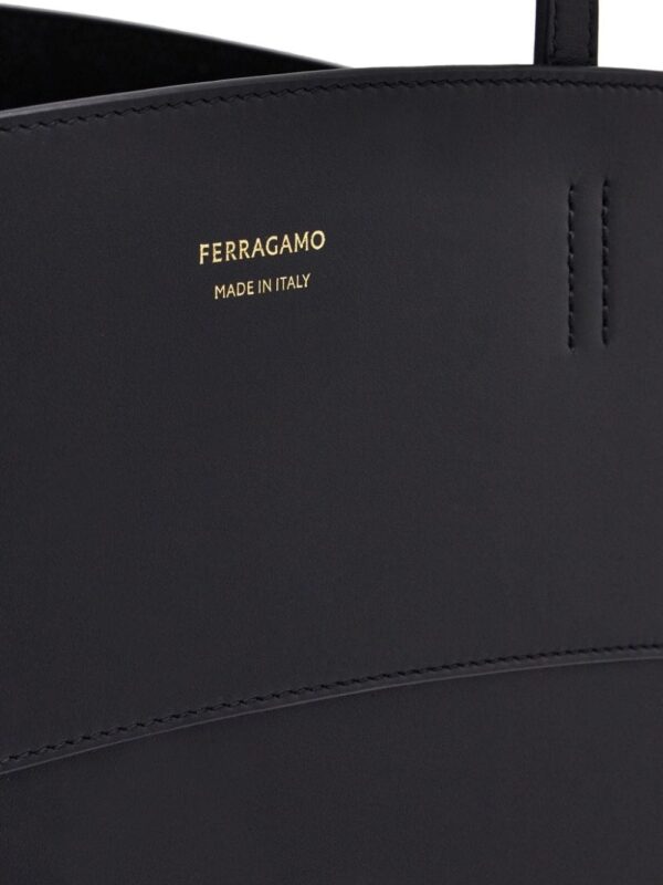 21834176_52054838_1000.jpg Ferragamo Charming logo-print tote bag