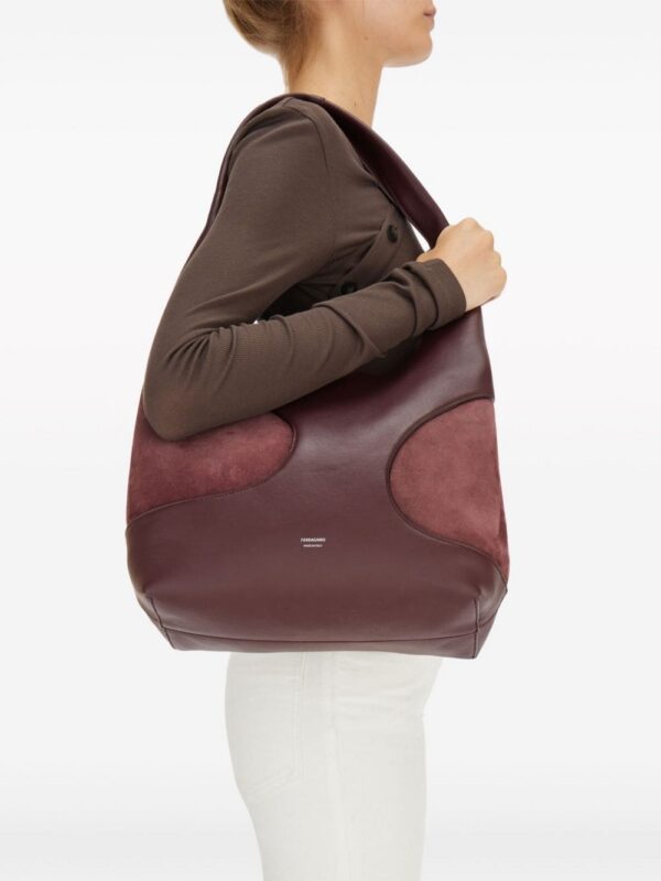 21834178_52487638_1000.jpg Ferragamo Hobo cut out-detail shoulder bag