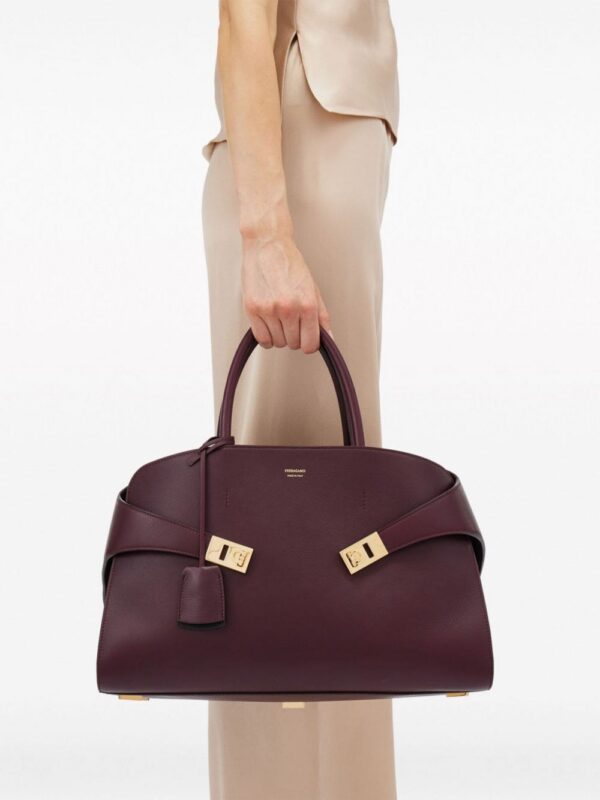 21834188_51713848_1000.jpg Ferragamo medium Hug leather tote
