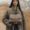 02_Daily_Bag_taupe-3162000x2800px.jpg Polène Mokki Edition Textured Taupe