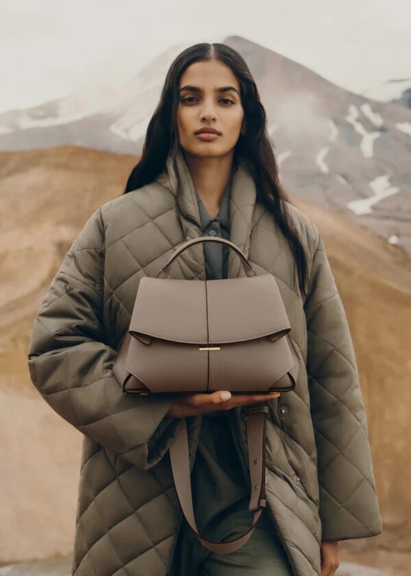 02_Daily_Bag_taupe-3162000x2800px.jpg Polène Mokki Edition Textured Taupe