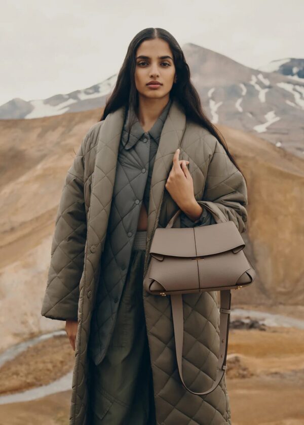 02_Daily_Bag_taupe-3382000x2800px.jpg Polène Mokki Edition Textured Taupe