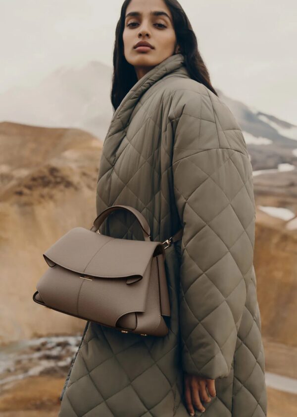 02_Daily_Bag_taupe-3882000x2800px.jpg Polène Mokki Edition Textured Taupe