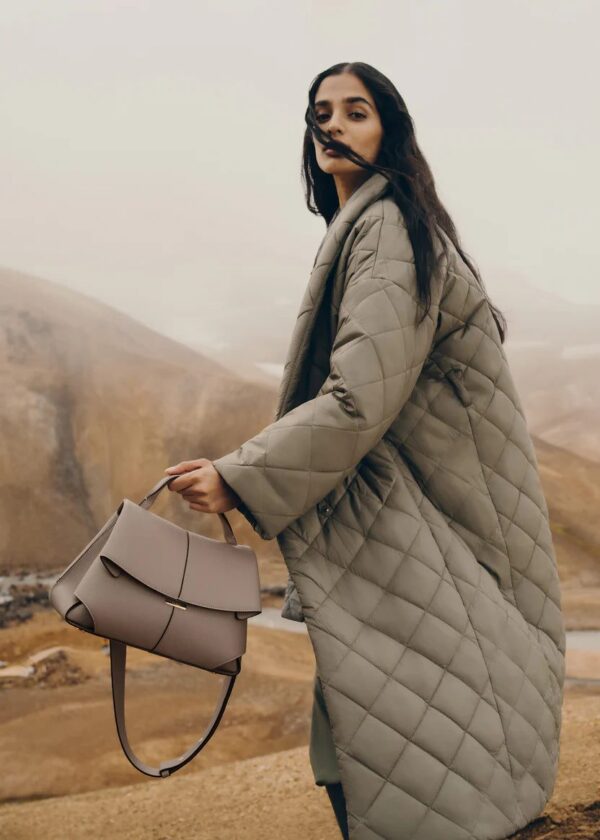 02_Daily_Bag_taupe-4832000x2800px.jpg Polène Mokki Edition Textured Taupe