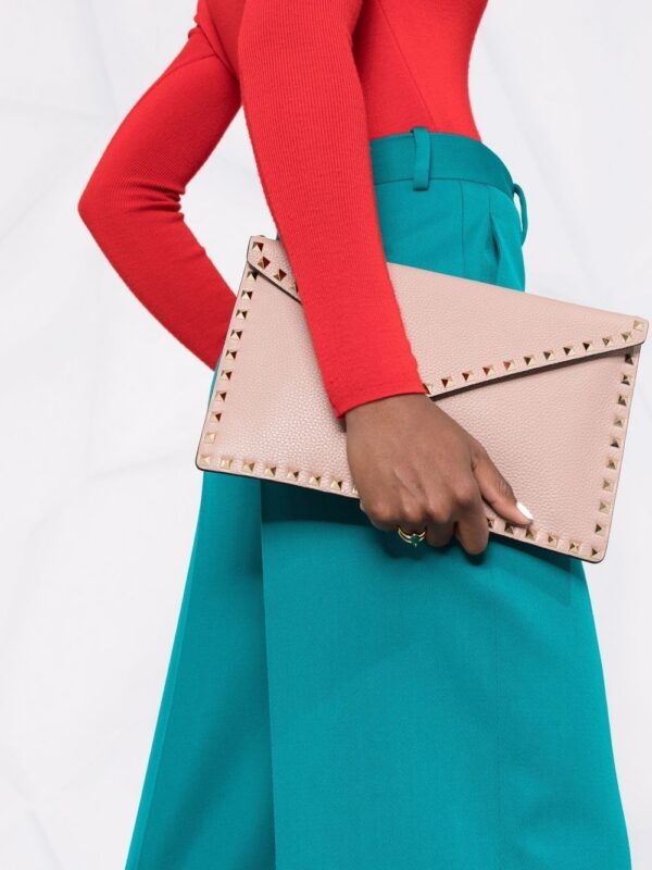 15159127_37136562_1000.jpg Valentino Garavani Rockstud envelope clutch bag