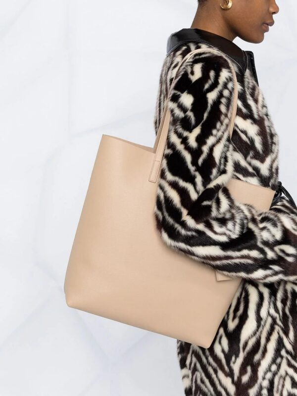 16216882_f0dab045-9d19-45dc-8112-39235c40c067_1000.jpg Saint Laurent logo-print leather tote bag